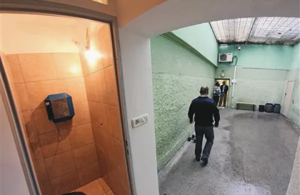 V slovenskih zaporih je bilo lani dnevno v povprečju zaprtih 1418 ljudi, kar je za šest odstotkov več kot leto pred tem