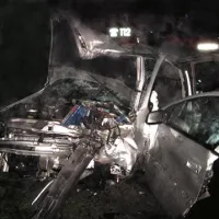 Voznik, ki je v postojnskem krožišču trčil v okrasno skalo, je po nesreči še napihal
