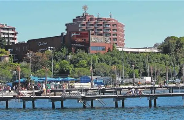 Predsednik uprave Casinoja Portorož Tomaž Krajnc včeraj ni želel povedali, koliko podjetje dolguje Dursu, niti ni želel komentirati uvrstitve med podjetja, ki imajo od milijon do deset milijonov evrov davčnega dolga 