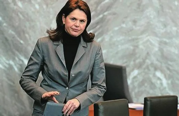 Tukaj sem zato, da naredim nekaj dobrega za Slovenijo in da državo spravimo v red, nisem na lepotnem tekmovanju ali tekmovanju iz angleščine, je povedala včeraj premierka Alenka Bratušek