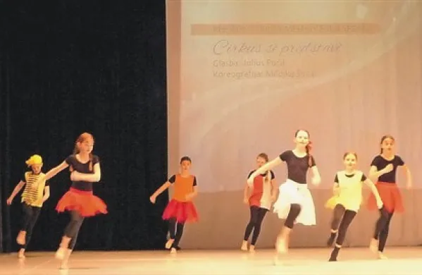 Skupina za izrazni ples Mehki čevlji iz Sežane je zaplesala Cirkus  