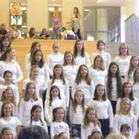 Otroški pevski zbor OŠ Koper    pod vodstvom Ingrid Poropat se že nekaj let zapored uvršča na zaključni koncert najboljših zborov Naše pomladi