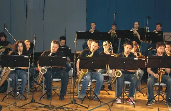 Idrijski Jazz in ti big band je ogrel občinstvo z jazz standardi