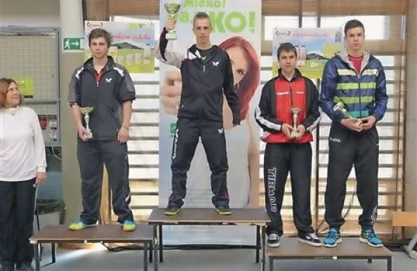 Na nedeljskem mladinskem državnem namiznoteniškem prvenstvu v Logatcu je član Letrike iz Vrtojbe Ludvik Peršolja (na najvišji stopnički) potrdil talent in osvojil kar tri naslove državnega  prvaka