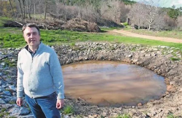 Danilo Ravbar poleg kala Kau n´ Hribe, ki je služil za napajanje živine in je bil pred kratkim obnovljen