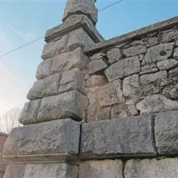 V zidu pod stebroma so že velike razpoke, ponekod se je  nevarno izbočil