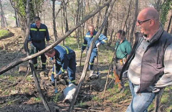 Predsednik sveta KS Črni Kal Janko Sever (desno) je z zanimanjem opazoval, kako trdoživo se je kamen upiral izkoreninjenju