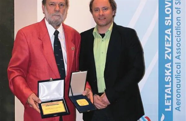 Benjamin Ličer (levo) z dvema novima priznanjema Letalske zveze Slovenije