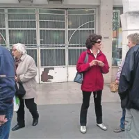 Številni Koprčani so se pred zaprtimi vrati spraševali, kaj se je zgodilo