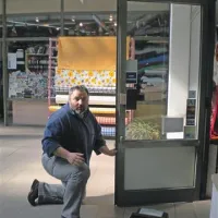 Za policisti so v stavbo kmalu prišli ključavničarji, ki so menjavali uničene ključavnice