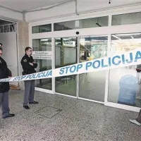 Policisti so omejili dostop do notranjosti objekta, kjer so zbirali obvestila in iskali sledi
