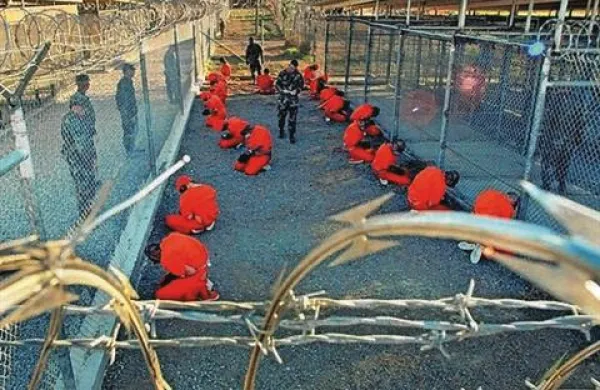 Nekdanji obrambni minister Donald Rumsfeld je odobril posebne metode proti ujetnikom v taborišču Guantanamo na Kubi. Med njimi odrekanje spanca, stresne položaje, slačenje do golega, hrup in pse. Te metode so potem vojaki uporabljali tudi v Iraku.
