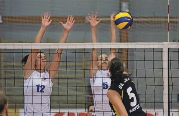 Mladi Polona Božič (12) in Tamara Preradović (obe v belem) bi   se morali kmalu ustaliti v novogoriški  prvi postavi