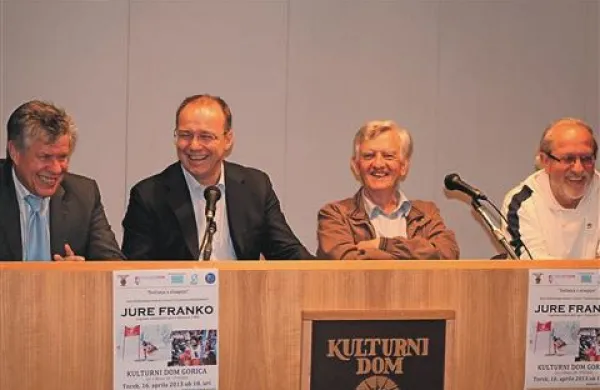 S slikovitimi in duhovitimi stavki je  Jure Franko (drugi z leve) svoje gostitelje, direktorja Kulturnega doma  Igorja Komela (prvi), sokrajana in nekdanjega člana olimpijskega komiteja Jugoslavije Miho Ravnika (tretji) in predsednika KS Solkan Jožka Lebana (četrti) ter poslušalstvo  držal v  pozornosti skoraj dve uri