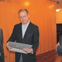 Jure Franko z bratom Dr. Mladenom Frankom (desno) ob prejemu  darila iz rok direktorja Kulturnega doma Gorica Igorja Komela