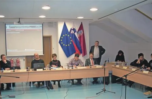 Postojnski občinski svet se je strinjal, da se priznanji 23. april podeli Antonu Tislju in Knjižnici Bena Zupančiča Postojna, naziv častne občanke Pavli Simčič in častnega meščana Bernardu Urbančiču