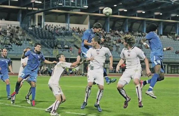 Gorica (v modrih dresih) je v zadnjih dveh letih v osmih dvobojih Triglav premagala le enkrat