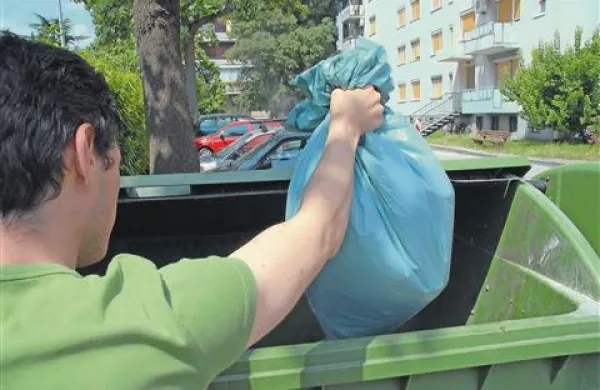 Projekt skupnega ravnanja s smetmi se v svetih 13 občin samo dodatno zapleta