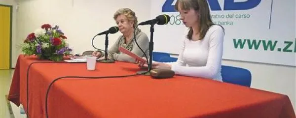 Mlada Maja Smotlak je na slovenističnih dnevih suvereno predavala o narodni identiteti v sodobnem tržaškem romanu