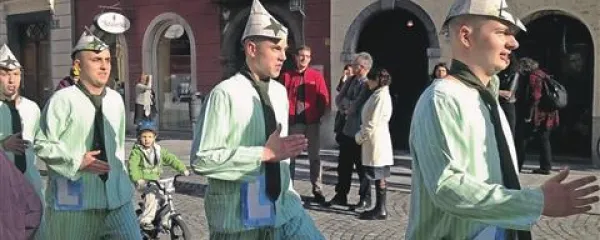 Prav v trenutku, ko so se odprla vrata in je tisoč udeležencev pogrebnega obreda zapuščalo stolnico, je po ulici pritekla četica mladeničev v progastih pižamah, ki so skoraj srhljivo spominjale na uniforme taboriščnikov iz 2. svetovne svetovne vojne