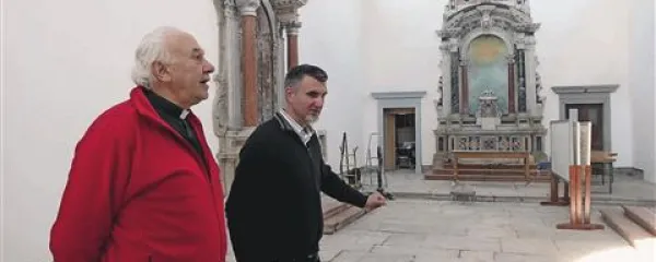 Nedeljsko mašo v obnovljeni cerkvi bo vodil koprski škof Jurij Bizjak (levo)