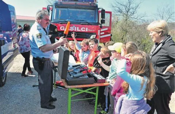 Mož v modrem  Janko Šenkinc je divaškim šolarjem razkazal opremo za policiste