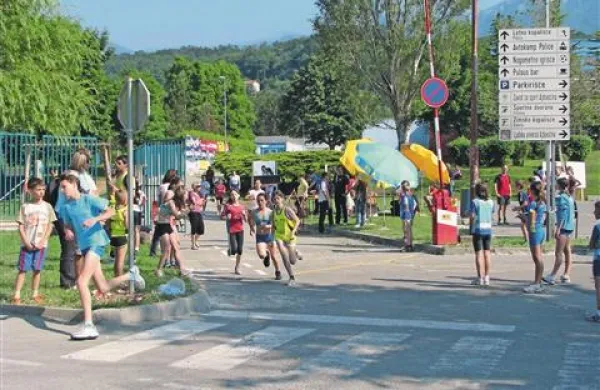 Množične tekaške prireditve, kot je  tudi ajdovski majski tek, so večinoma na asfaltu, a tekači  raje trenirajo  na mehkejših terenih