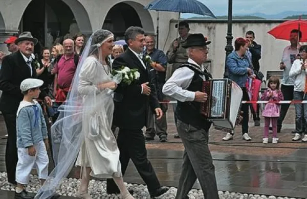 Brda in vino bodo do nedelje oblikovali vinarji, ponudniki tipičnih jedi, oljkarji in drugi. Izbrali bodo tudi par, ki se bo poročil na  Briški poroki (fotografija je iz arhiva). 