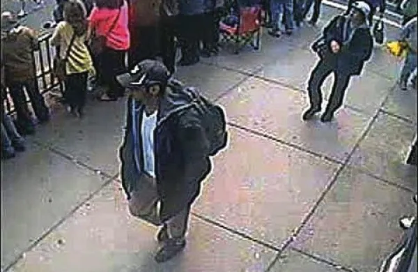 Ameriška zvezna policija FBI je objavila fotografije in video posnetek osumljencev bombnega napada na cilju bostonskega maratona