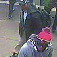 Ameriška zvezna policija FBI je objavila fotografije in video posnetke dveh mladeničev z očali in kapama, ki sta osumljena bombnega napada na cilju bostonskega maratona