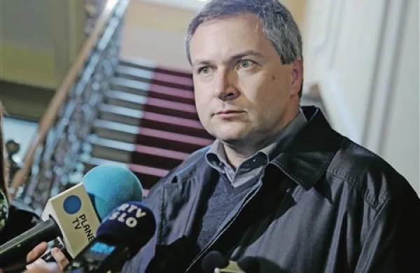Zamrznitev izdaje okoljevarstvenega soglasja za plinski terminal Žavlje sprejemamo v Sloveniji z odobravanjem, čeprav se zavedamo, da zgodba s tem ni končana in bomo ves postopek temeljito in pazljivo spremljali, je  povedal minister za kmetijstvo in okolje Dejan Židan