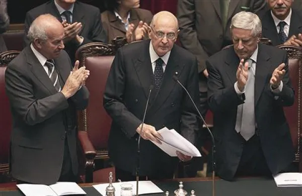 Maja 2006 sta izvoljenemu Giorgiu Napolitanu (v sredini) takole zaploskala Franco Marini (desno), takrat predsednik senata in Fausto Bertinoti, predsednik poslanske zbornice 
