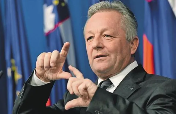 Minister za gospodarstvo Stanko Stepišnik si obeta, da najdena rešitev za Cimos za Evropsko komisijo ne bo sporna in da se ne bo ponovila Elanova zgodba, ko mora podjetje vračati državno pomoč