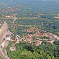Na pogovornih večerih Divača - mesto nad Reko sta bili najodmevnejši temi o Južni železnici in vodnem stolpu ter o Kačni jami - kar bi lahko bila  paradna konja, na katerih bi lahko slonel dobršen razvoj mesta  