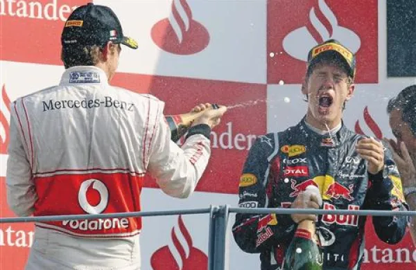 Sebastian Vettel (desno) ima tudi v novi sezoni veliko razlogov za zadovoljstvo