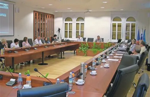 Stoli v občinski sejni dvorani, ki so predmet preiskave protikorupcijske komisije, bodo v četrtek deloma prazni, saj svetnikov iz županovih vrst na sejo ne bo 