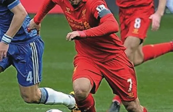 Nogometaš Liverpoola Luis Suarez je  v nedeljskem prvenstvenem dvoboju  v roko ugriznil Srba Branimirja Ivanovića