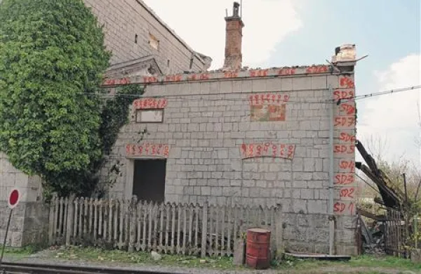 V petek so z rdečim oštevilčili posebno izklesane kamne