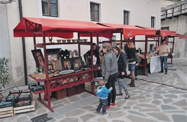 Na stojnicah z domačimi izdelki in pridelki so se predstavili lokalni pridelovalci mlečnih, mesnih, kozmetičnih in drugih izdelkov