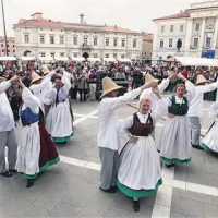 Tartinijev trg je gostil tržnico, glasbene nastope in ples folklorne skupine