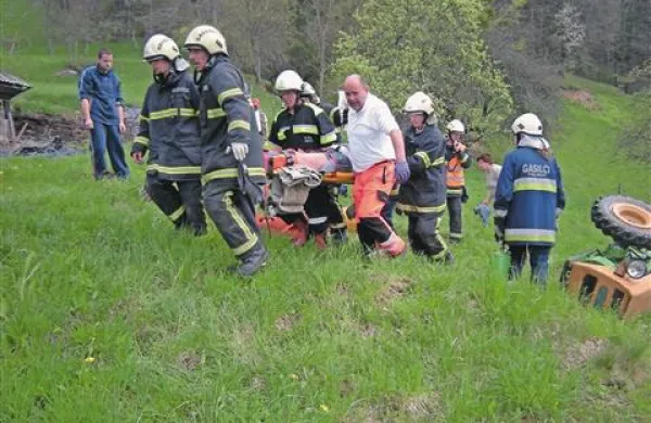 Gasilci so včeraj pomagali reševalcem pri oskrbi poškodovanega traktorista