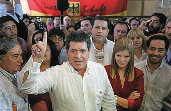 Na nedeljskih predsedniških volitvah v Paragvaju je zmagal konservativni kandidat, 56-letni Horacio Cartes, za katerega je glasovalo 45,91 odstotka volivcev