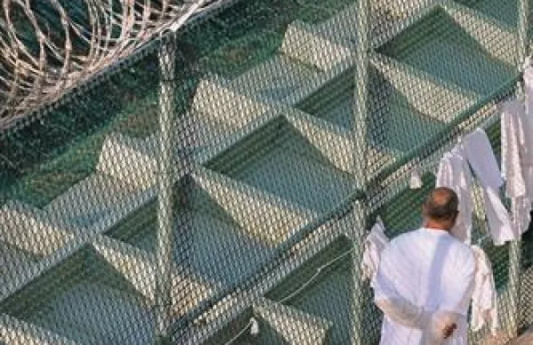 V vojaškem zaporu Guantanamo na Kubi gladovno stavka že 84 osumljenih teroristov, kar je več kot polovica vseh, ki so še zaprti, je v nedeljo priznal podpolkovnik Samuel House