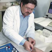 Zdravnik Marjan Koterle se pri zdravljenju odloči tudi za alergološki test