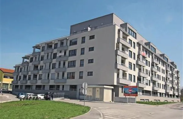 Ljudsko imenovana novogradnja Guantanamo je edina v Divači, ki je šla za las skozi začasno veljaven  prostorski  ureditveni akt, ki je po obvezni razlagi 15. člena za nekaj časa dovoljeval štirinadstropno gradnjo, nato je bil z ustavno presojo preklican 