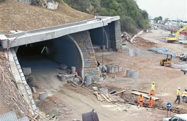   Podjetji Irgo consulting in Gradbeni inštitut ZRMK bosta predvidoma ta teden poročilo o škodi zaradi gradnje predora predali gradbincu  Alpine Bau. Medtem vhod v predor na koprski strani dobiva končno podobo.