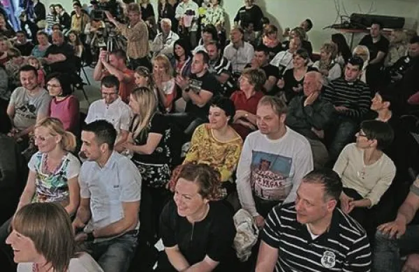 Občinstvo finala Briške poroke v Hiši kulture, Šmartno