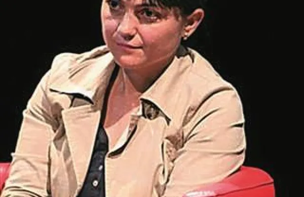 Levosredinska koalicija predsedniške kandidatke Debore Serracchiani je na deželnozborskih volitvah v Furlaniji-Julijski krajini (FJK) za las premagala doslej vladajočo desno sredino predsednika Renza Tonda