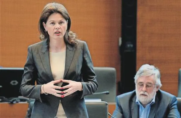 Alenka Bratušek pravi, da je cilj vlade  junija na slabo banko prenesti prve terjatve