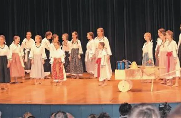 Šolska folklorna skupina Val z Osnovne šole Koper